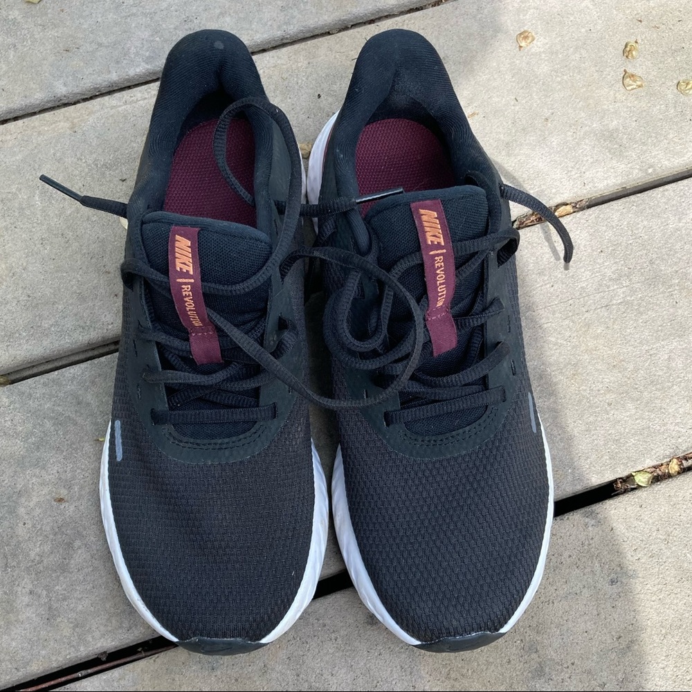 Size 9 women’s Nike Revolution shoes